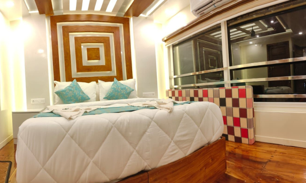 10 Bed Luxury houseboat (11)