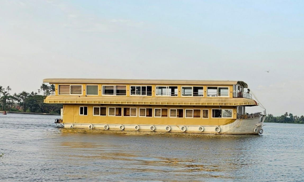 8 Bed Luxury houseboat (1)
