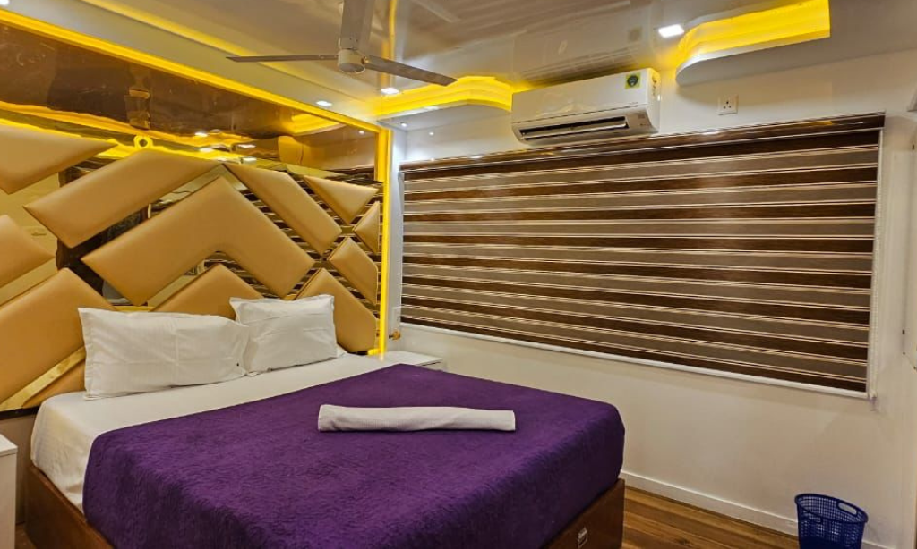 8 Bed Luxury houseboat (6)